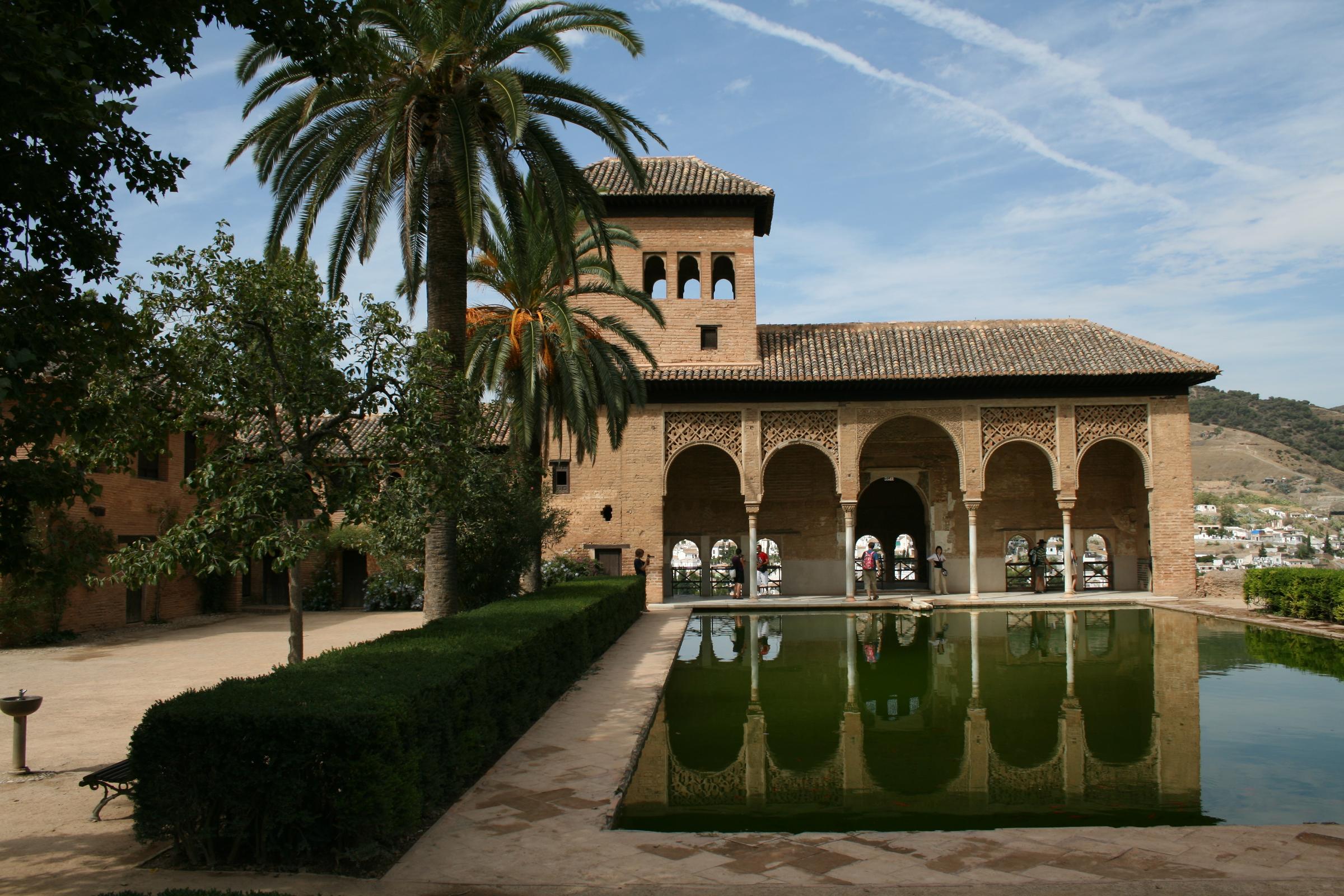 Desde Málaga podremos visitar la bella ciudad de Granada con su famosa Alhambra